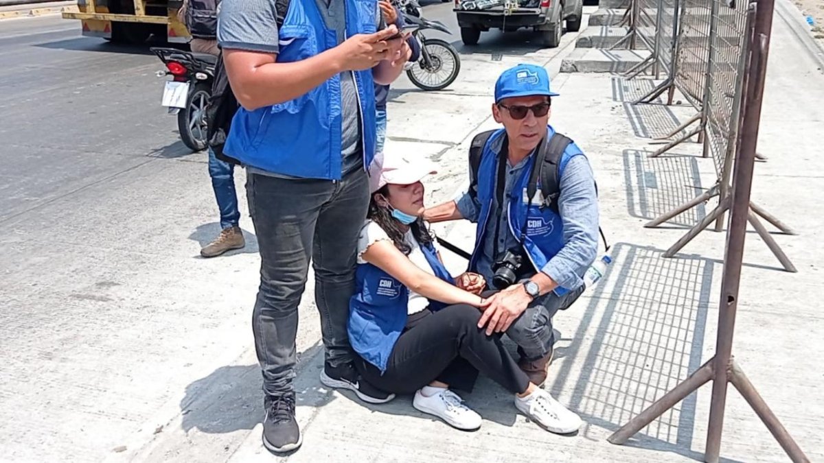 Asistencia. Billy Navarrete, presidente del Comité de Derechos Humanos asiste a Valeska Chiriboga, otra comisionada que fue gaseada en la boca, cuando asistía al familiar de una PPL.