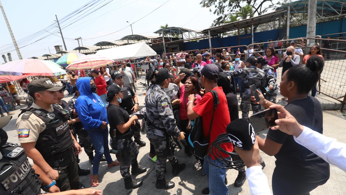 Incertidumbre: En los exteriores de la Penitenciaría del Litoral permanecen los familiares de los reos, quienes por momentos se desesperan ante la falta de información.