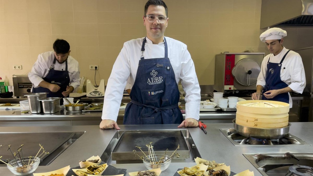 l chef ecuatoriano Andrés Granda, coordinador general en la Escuela de Los Chefs en su sede de Quito, presenta sus elaboraciones basadas en el banano ecuatoriano este viernes en una clase maestra celebrada en Madrid.