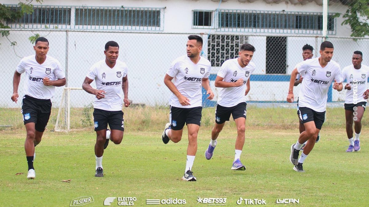 Aníbal Leguizamón (c) es el defensor central con más experiencia en la zaga del Bombillo.