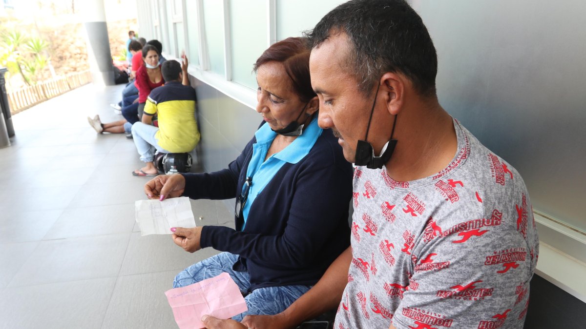 Compras. Los familiares Rivera muestran los papeles que detallan las medicinas que los internos del hospital ordenan comprar para asistir así a sus parientes que necesitan atención.