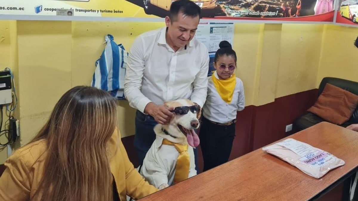 De trabajo. Rabito hace gala de su uniforme detrás del mostrador de atención al cliente en la agencia de la cooperativa de transporte.
