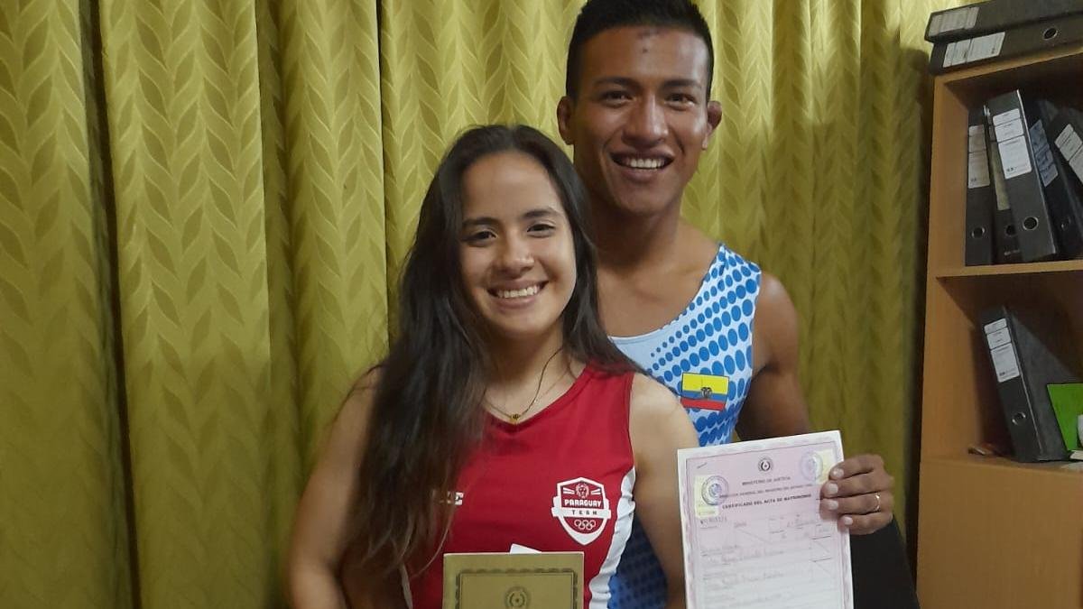Jorge y Samira tras firmar el acta en el Registro Civil del barrio San Pablo, en Asunción. Ya alistan la unión en Ecuador.