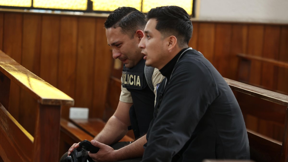 Los agentes policiales, que durante los años de servicio se convirtieron en amigos, le dieron el último adiós a la policía Verónica Songor.