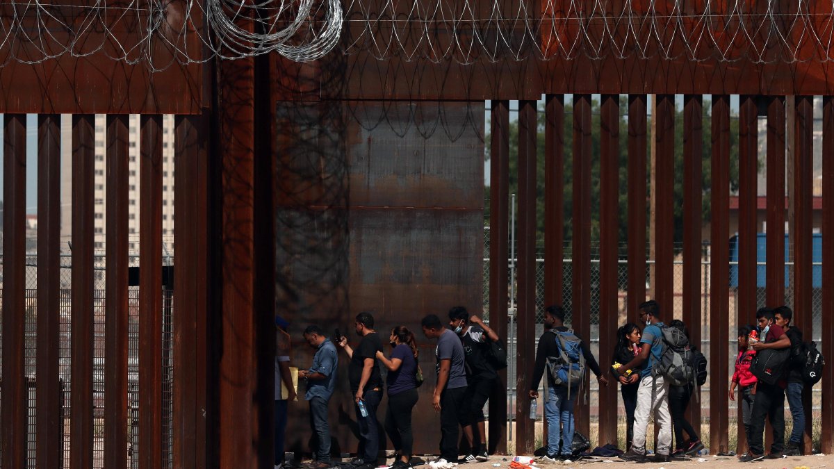 Personas migrantes de origen venezolano cruzan el paso fronterizo, para entregarse a la patrulla, el 15 de octubre de 2022, en Ciudad Juárez, Chihuahua (México).