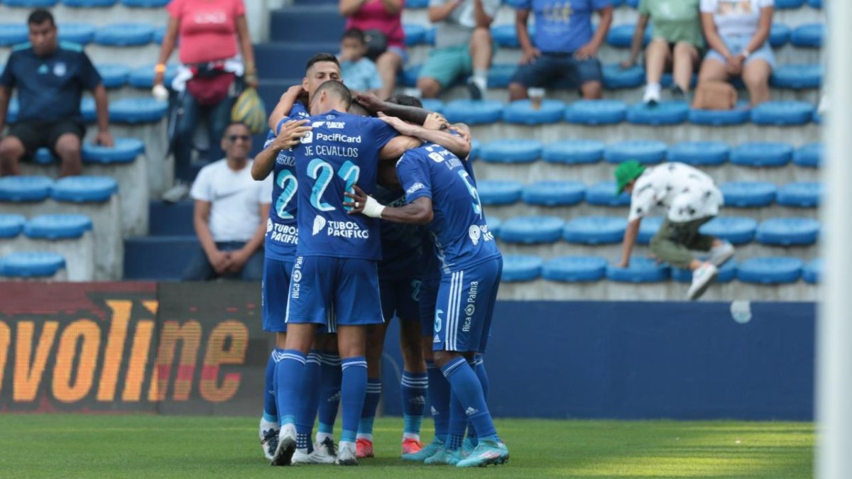 Los jugadores del Bombillo celebran tras el gol de Mejía al minuto 39.