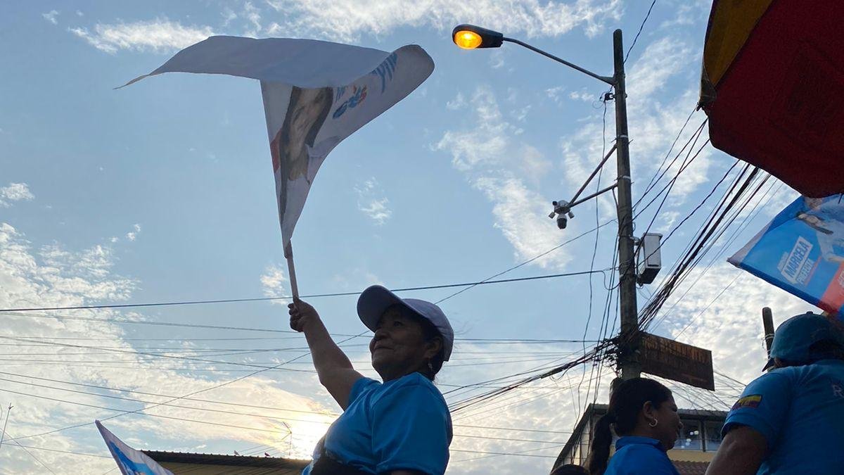 Consigna. Apoyar a los candidatos durante su campaña electoral; caminar junto a ellos por las calles. Unos por un cargo, otros por unos dólares.