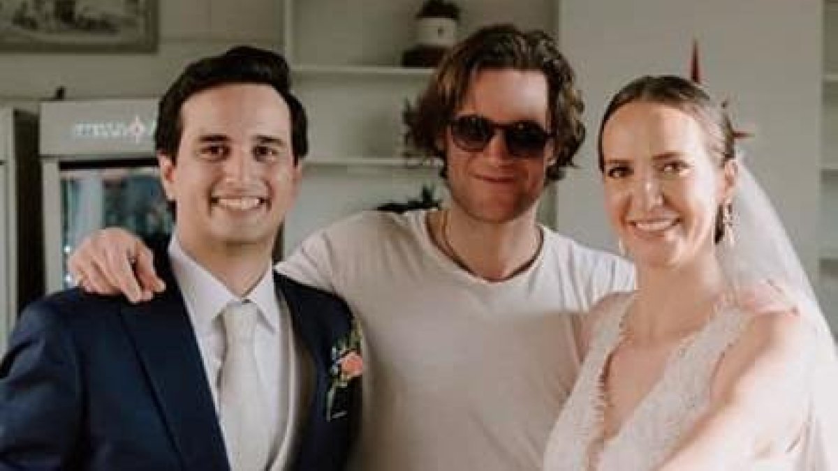 Emilio Mera y Valeria Adum Gilbert con el artista inglés Sam Smith, popular por series como House of the Dragon y The Crown.