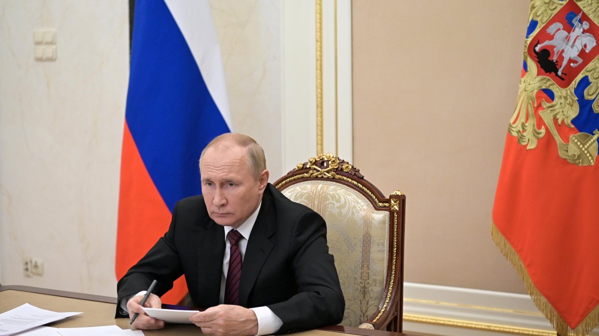 El presidente ruso, Vladímir Putin, preside una reunión por videoconferencia del Consejo de Coordinación del Gobierno ruso sobre las necesidades de las Fuerzas Armadas rusas en el Kremlin