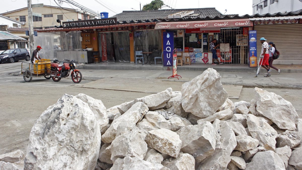 La calle Guayacanes sigue intervenida por los trabajos. Los negocios bajan en ventas