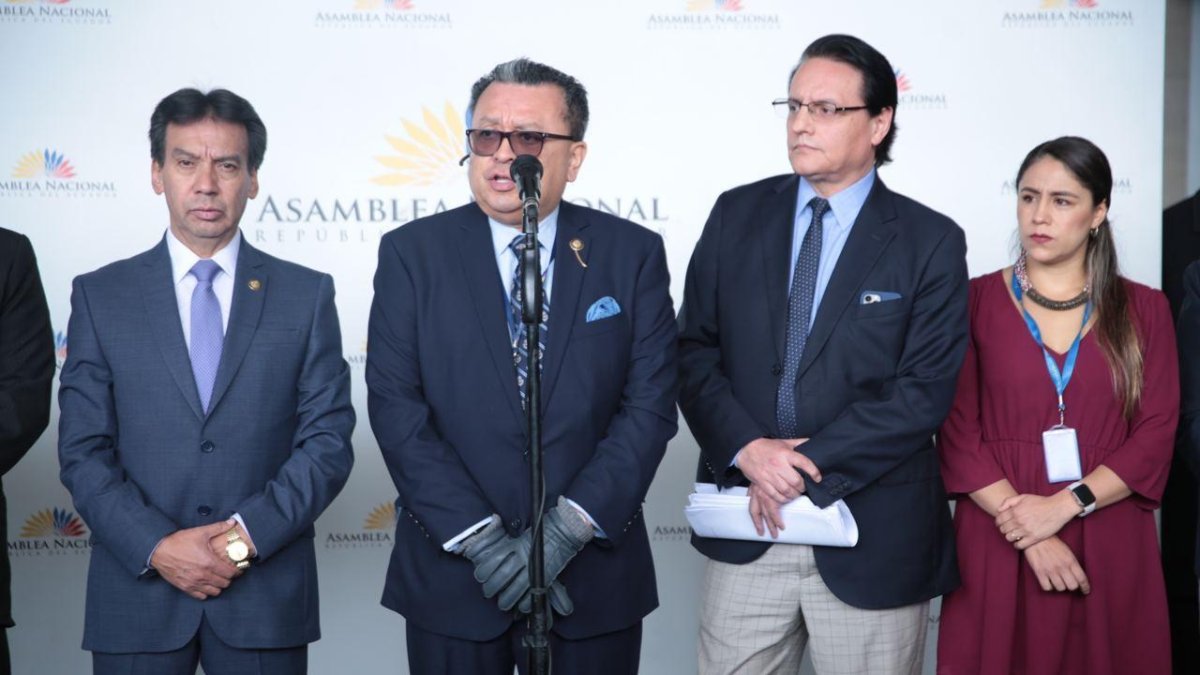 El asambleísta Ricardo Vanegas (c) impulsa el juicio político en contra de al exministra de Salud, Ximen Garzón, y solicitó a la Fiscalía que abra la investigación por peculado.