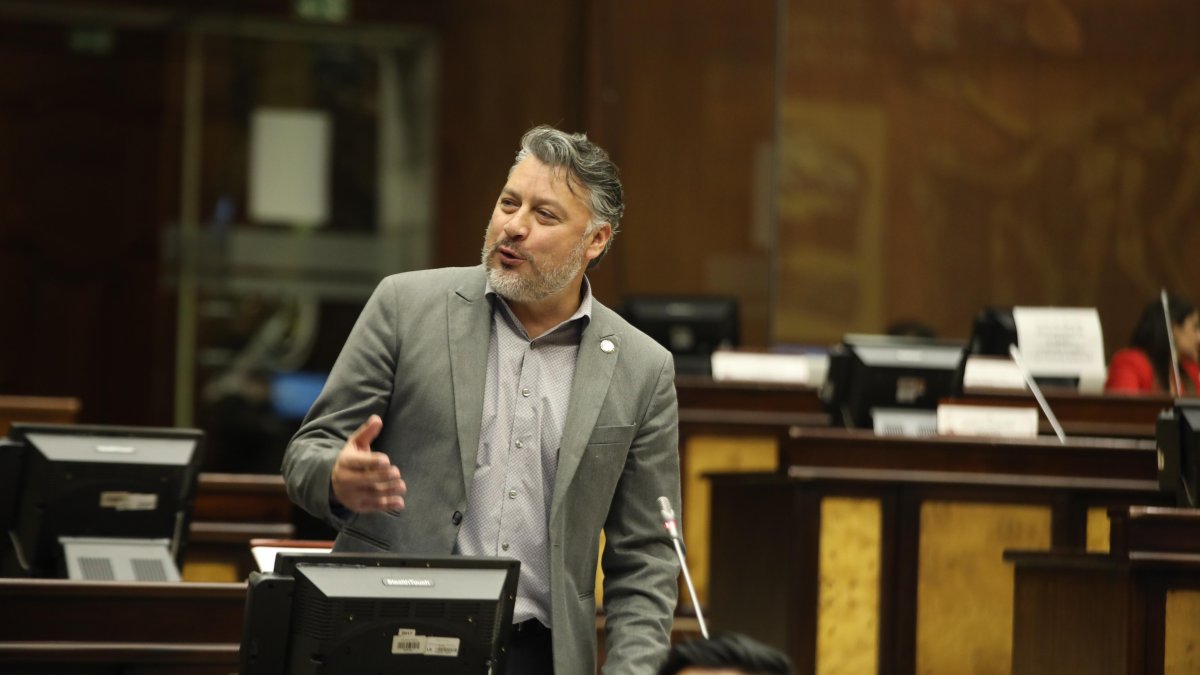 El legislador señala que si la directiva del partido lo cree un