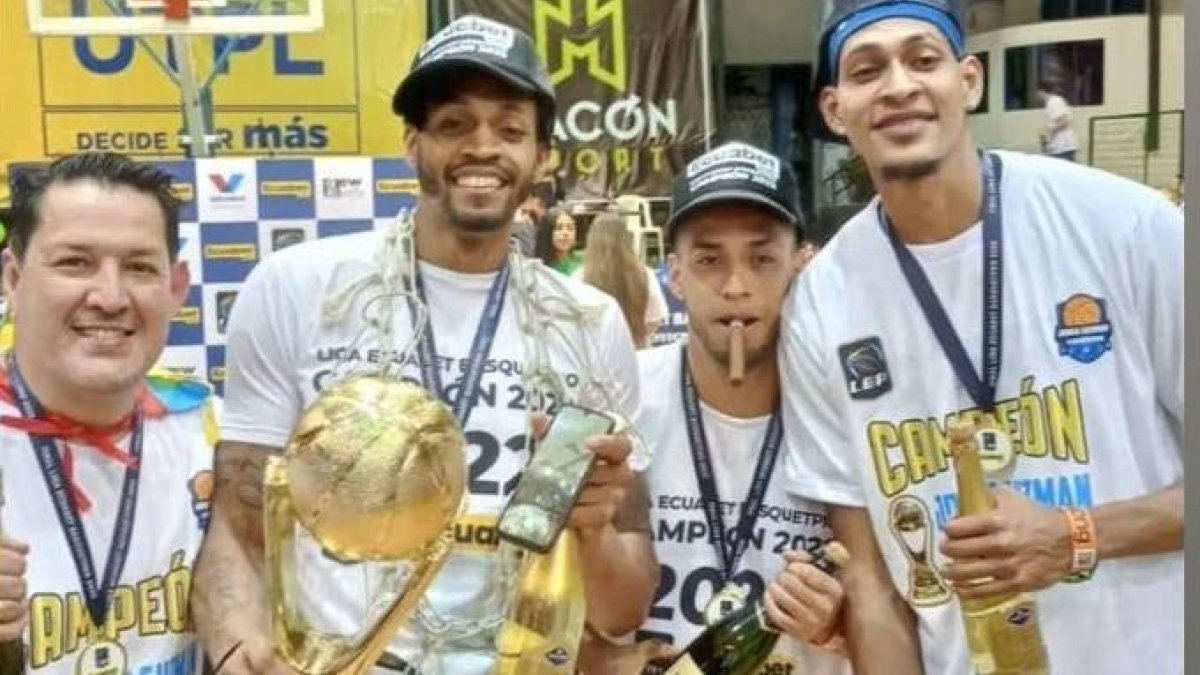 Jugadores y dirigentes de Jorge Guzmán celebrando el campeonato.