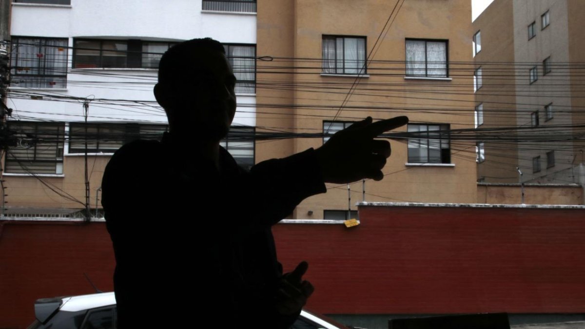 Decisión. Alfredo es esmeraldeño y abandonó la ciudad que lo vio crecer por la ola de violencia y delincuencia.