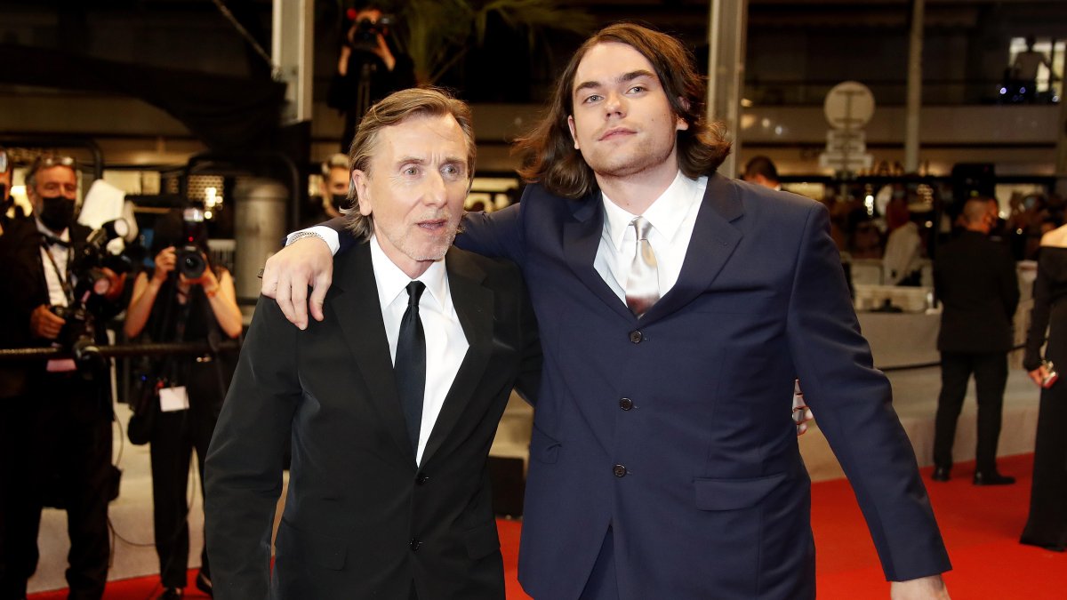 Fotografía de archivo fechada el 11 de julio de 2021 del actor Tim Roth (i) junto a su hijo Michael Cormac Roth, durante la alfombra roja de la 74 edición del Festiva de Cannes, en Cannes (Francia).