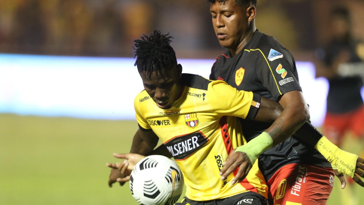 El ofensivo Adonis Preciado (i) disputa una pelota ante el defensor Richard Mina en el último antecedente entre Barcelona y Aucas. Los orientales ganaron 0-2. 