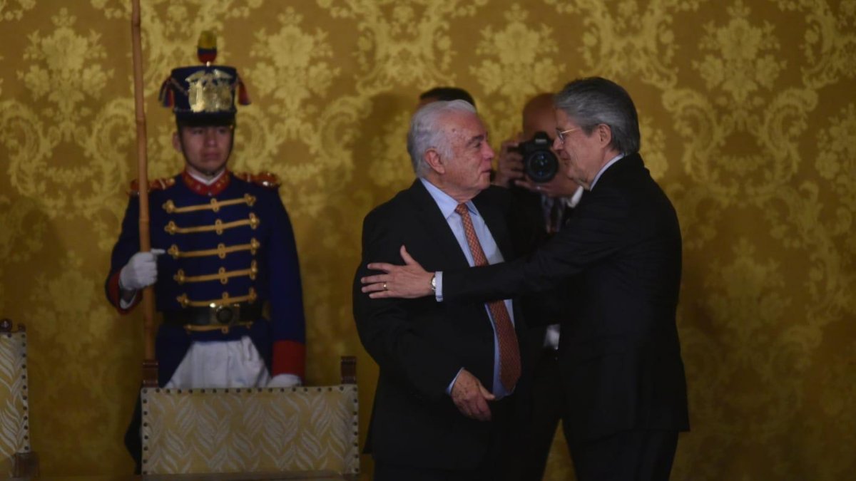 Fernando Santos Alvite en la posesión junto a Guillermo Lasso.