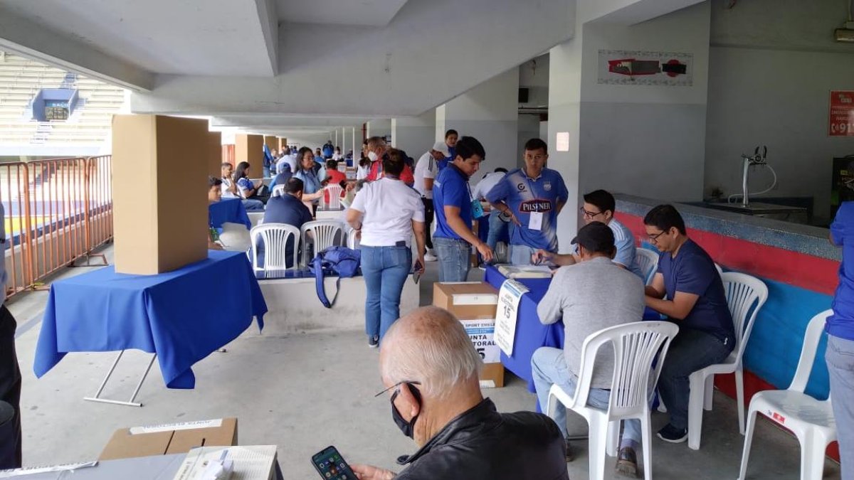 Los socios de Emelec votando en la jornada electoral.