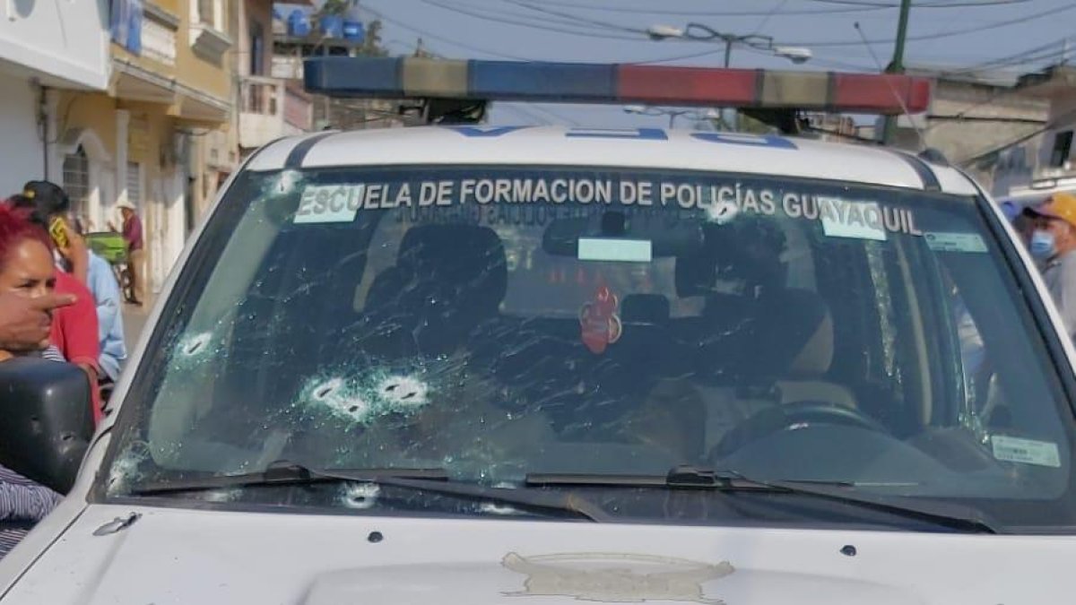 Registro. Así quedaron los patrulleros luego de los disparos recibidos y que se retir´}o los cadáveres de los uniformados.