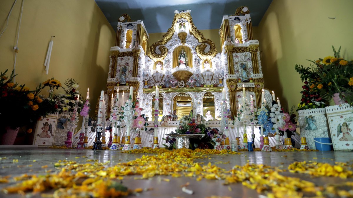Fotografía de un altar monumental durante la celebración de Día de Muertos, el 1 de noviembre de 2022, en el municipio de Huaquechula, Puebla (México).