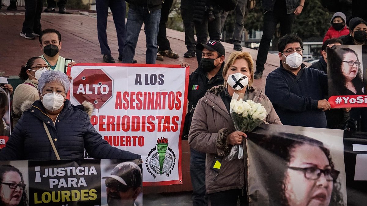 Familiares y amigos de la periodista asesinada Lourdes Maldonado, se manifiestan por el esclarecimiento del crimen, el 24 de enero de 2022 en Tijuana, Baja California (México).