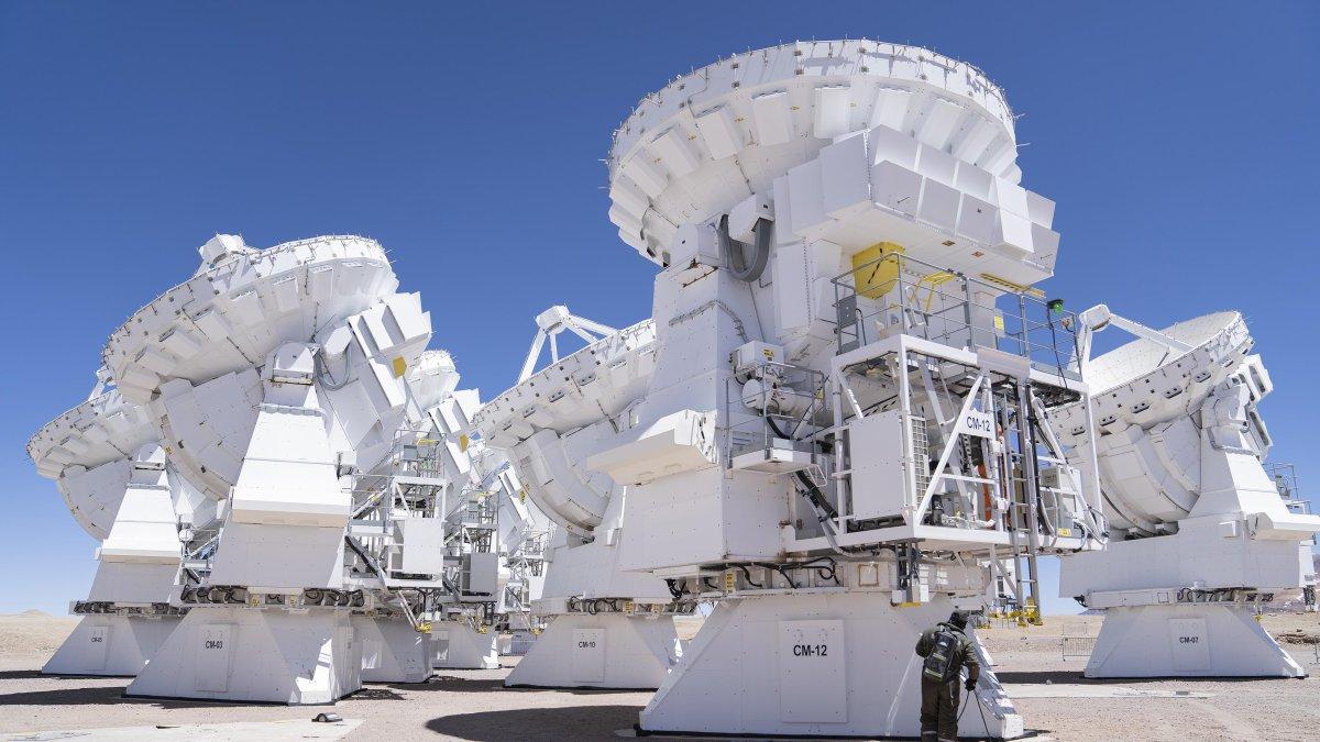 Fotografía del 28 de octubre de 2022, que muestra las antenas del telescopio ALMA en las inmediaciones del observatorio, a más de 5000 metros sobre el nivel del mar, en San Pedro de Atacama, (Chile)