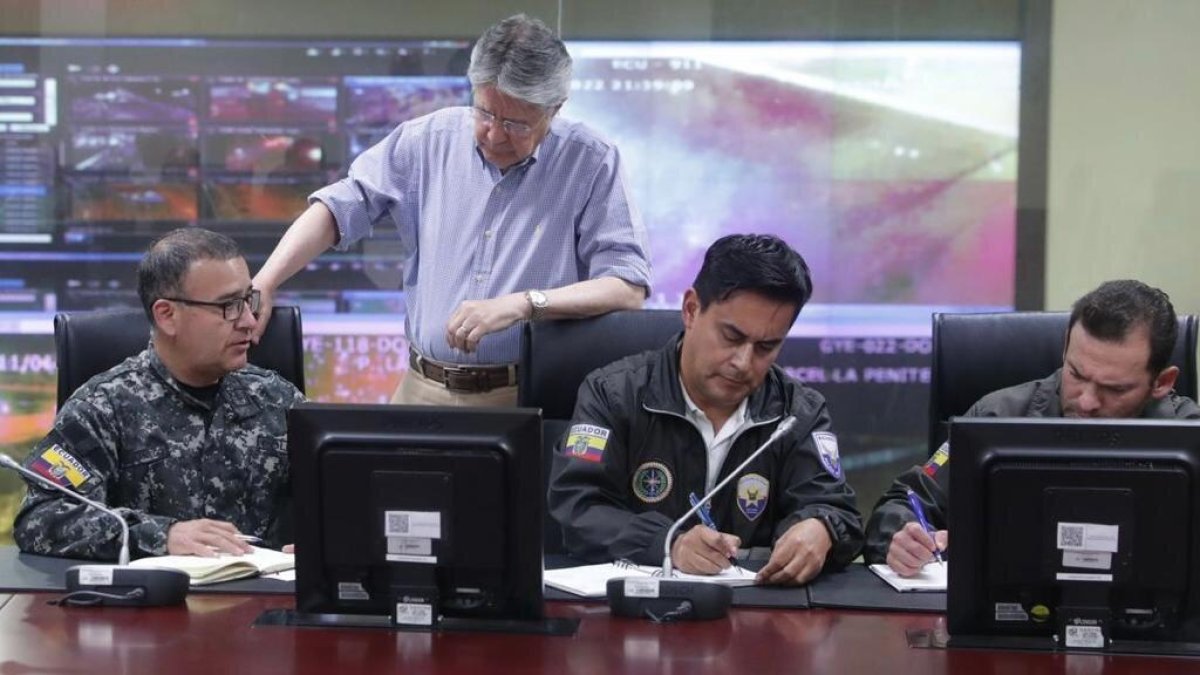 Lasso estuvo en Guayaquil liderando el Puesto de Mando Unificado en el inicio del estado de excepción.