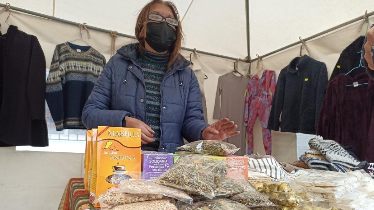 Verónica Chamorro vende productos naturales la plaza Central de la parroquia Salinas.