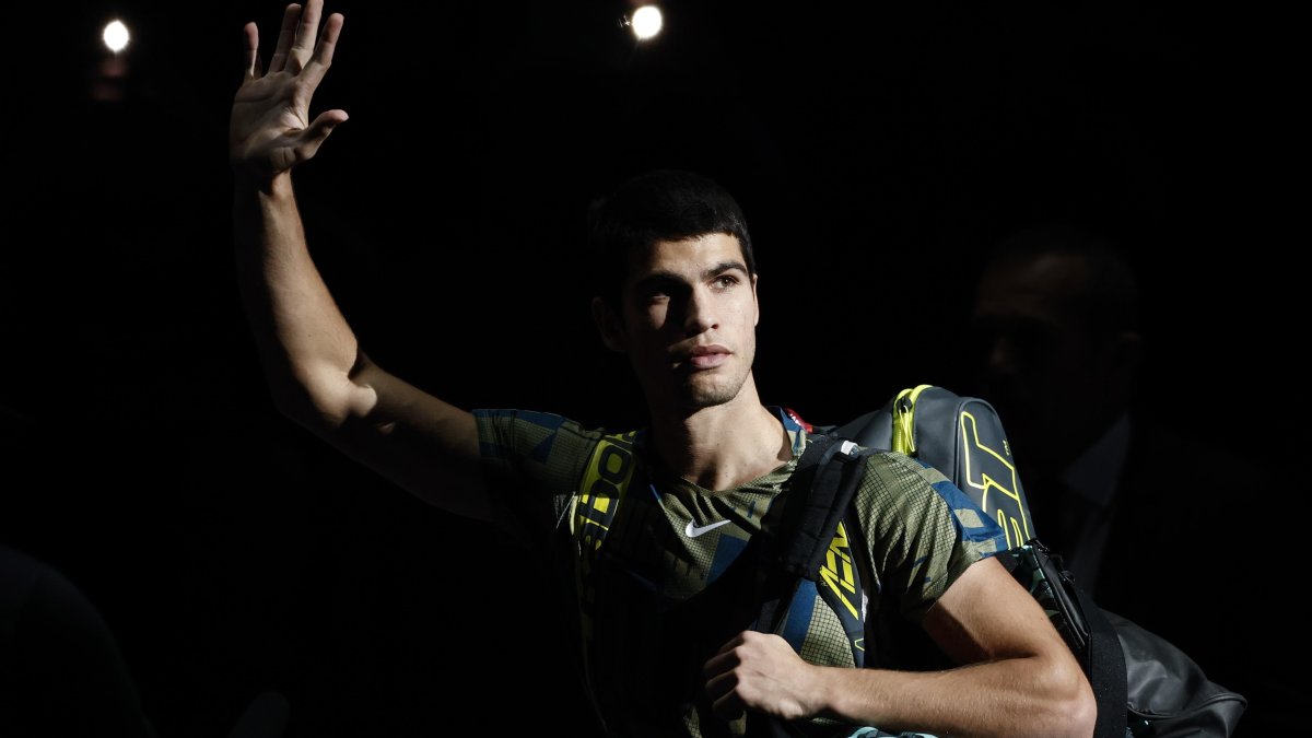 Alcaraz perdía el primer set (3-6) y en el segundo ganaba 6-5 cuando abandonó este viernes en París-Bercy.