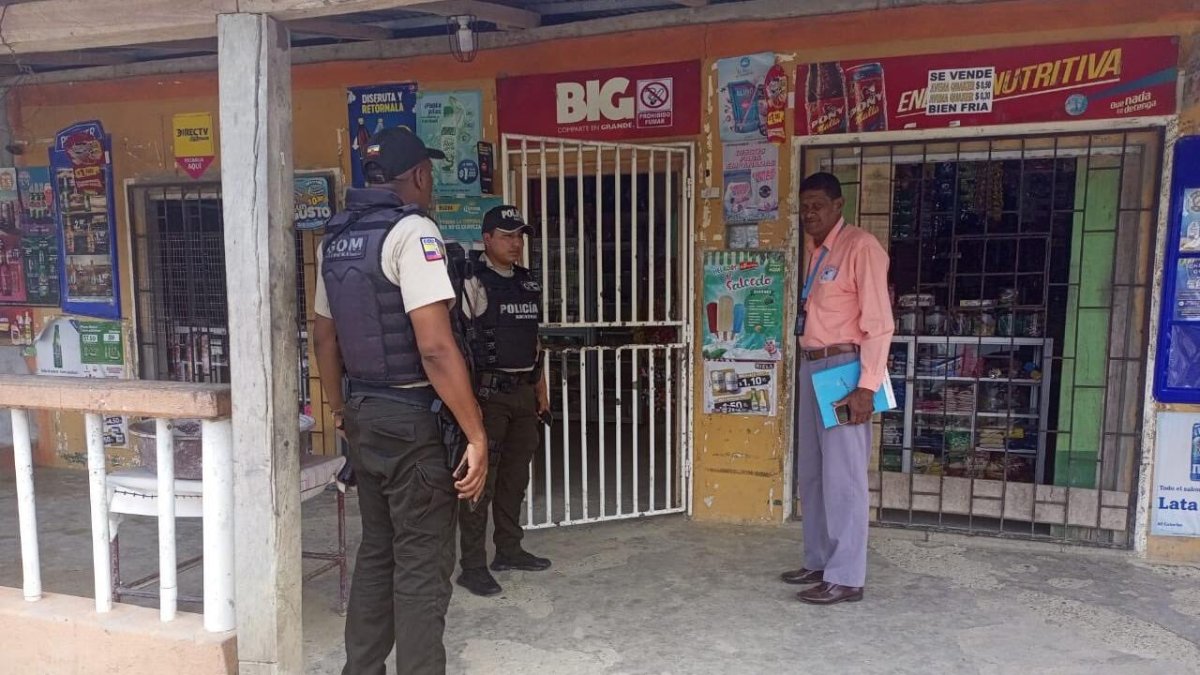 La Arcsa y la Policía realizan operativos en licoreras de las provincias de Esmeraldas y Santo Domingo