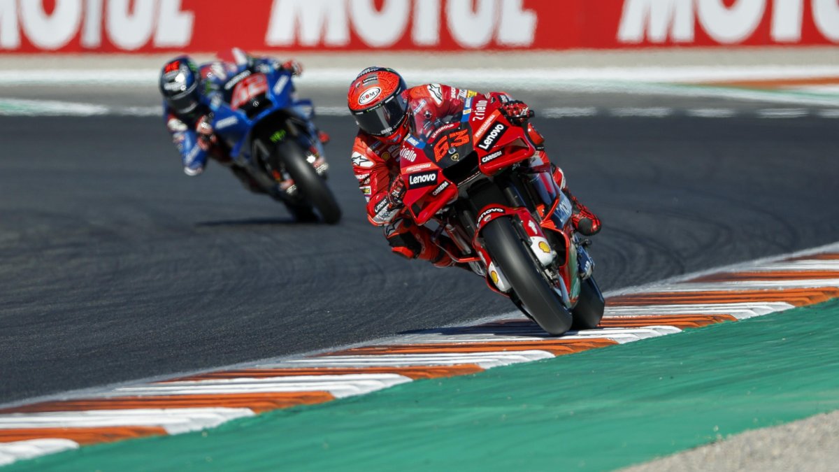 El piloto de Moto GP, Francesco Bagnaia (d) y Alex Rins, rodando en el circuito Ricardo Tormo de Cheste (Valencia).