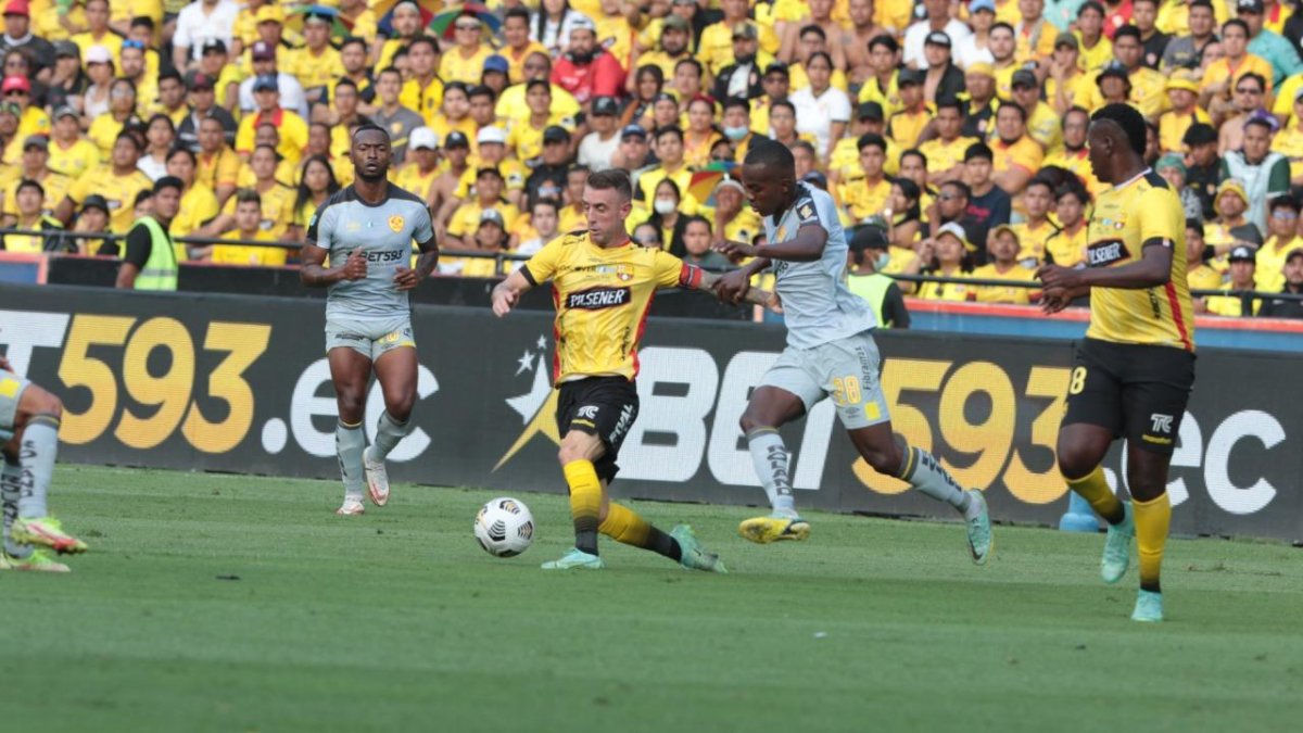 Barcelona y Aucas se enfrentan en la final de ida.