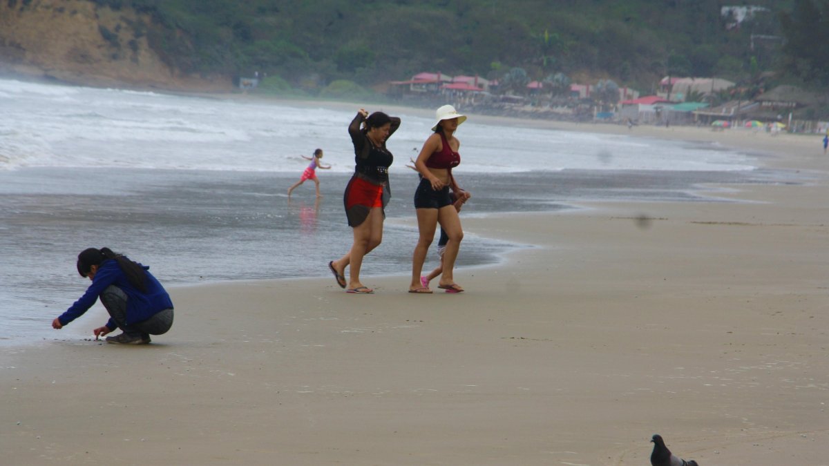 Las playas peninsulares lucieron vacías. El comercio se afectó.
