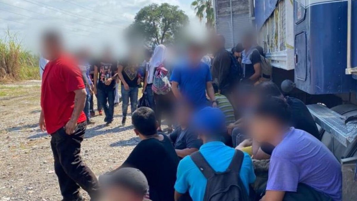 Escena. Los migrantes ecuatorianos y de otras nacionalidades fueron encontrados en camiones.