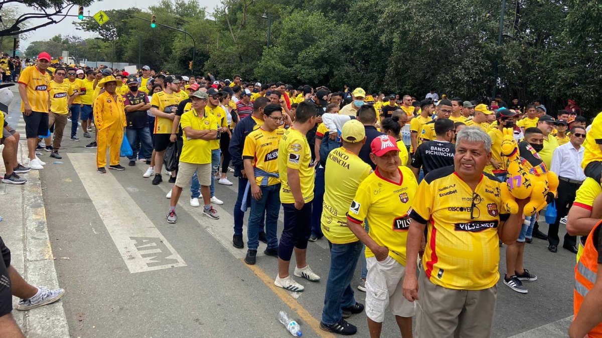 Para poder entrar se debía hacer filas que avanzaban rápido.