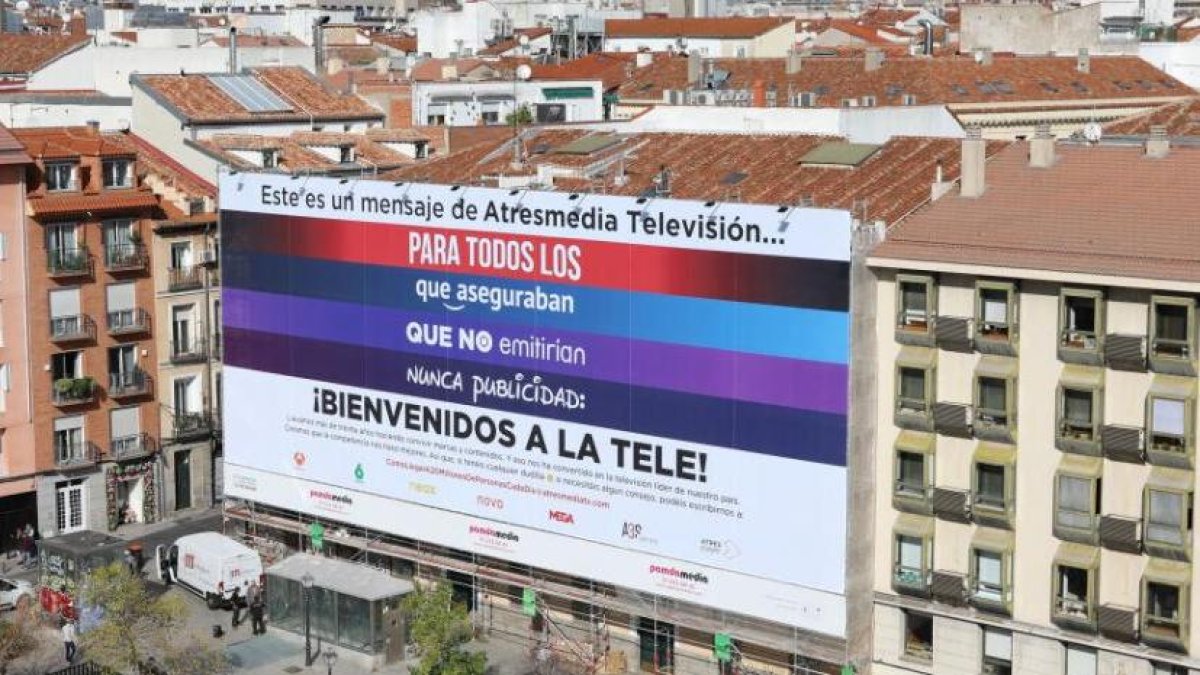 Campaña de Atresmedia Televisión con motivo del Día Mundial de la TV con una enorme lona en Madrid Atresmedia