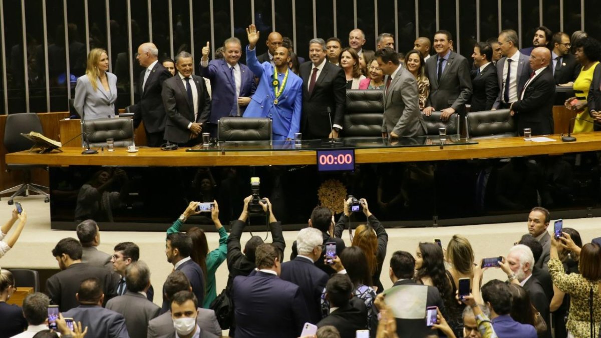 El piloto de la F1  recibió la mención en la cámara de Diputados.