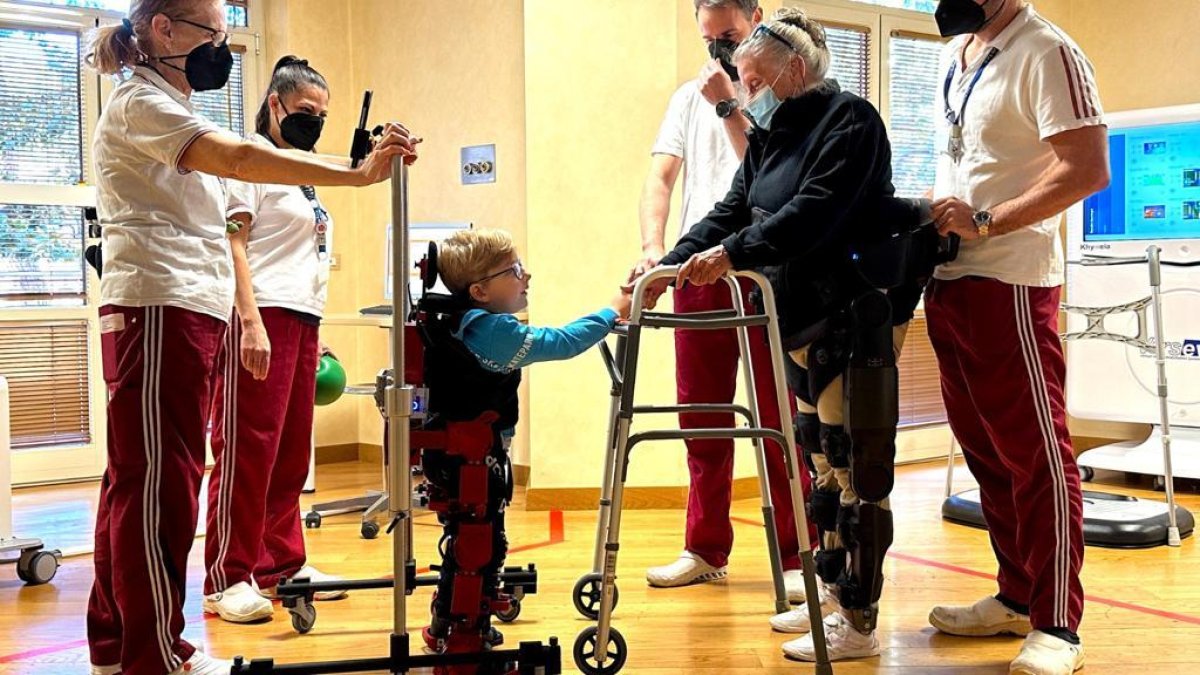 Paciente de isquemia medular perinatal de 5 años, prueba el primer exoesqueleto que se puede utilizar sobre la ropa en edad pediátrica, durante la presentación de este mecanismo en el hospital San Raffaele de Roma.