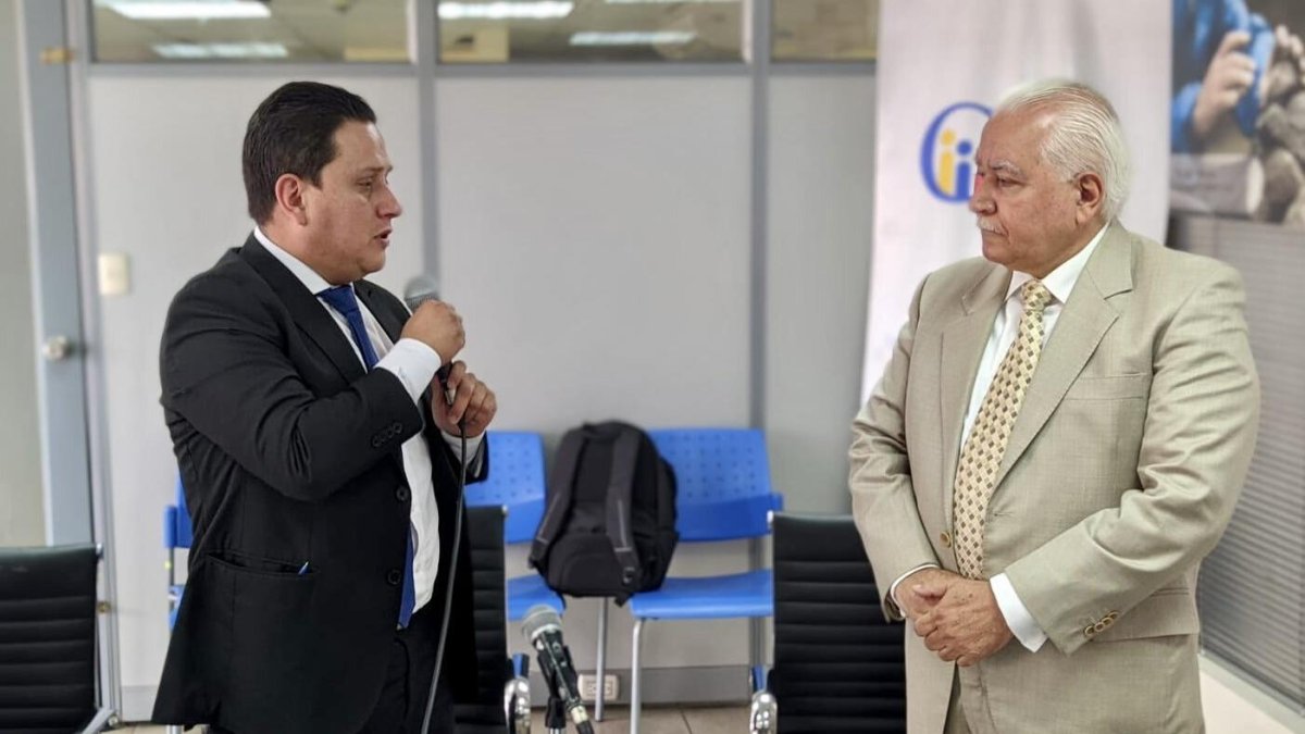 El comisionado, Carlos Amaya (i), posesionando a Pedro Bhrunis (d) como presidente de la mesa.