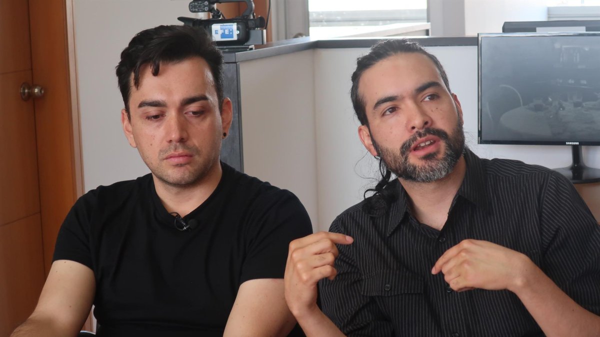 Fotografía de archivo en la que se registró a Diego Coral (d), director del Festival Cine Libre de Quito, en la capital ecuatoriana.