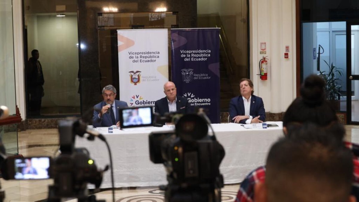 El ministro de Salud Pública, José Ruales, el vicepresidente de la República, Alfredo Borrero, y el presidente del directorio del Instituto Ecuatoriano de Seguridad Social, Alfredo Ortega, participaron del XV Gabinete Sectorial de Salud.
