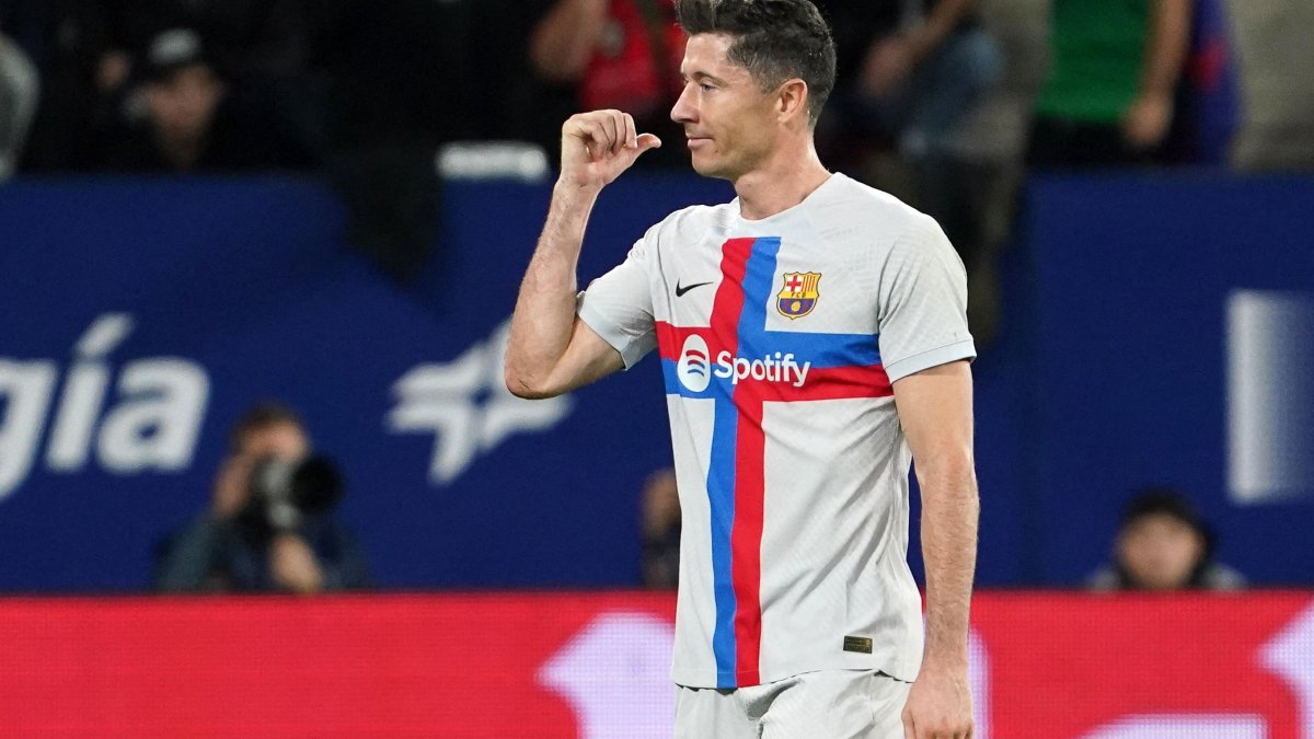 Robert Lewandowski, atacante del Barcelona, salió expulsado ante el Osasuna por doble amonestación.