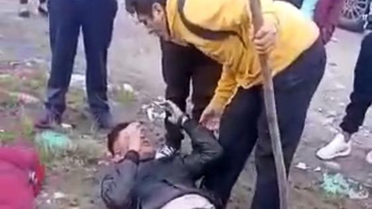 Momento en el que policía era atacado por moradores del sector.