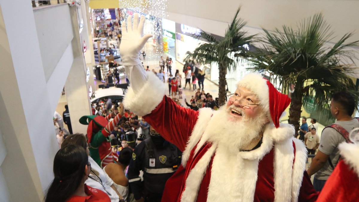 El arribo de Papa Noel abre la temporada navideña en los centros comerciales de la ciudad. El jueves el famoso personaje llegó a Mall del Sur.