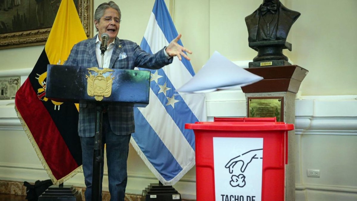 Presidente. La vieja Ley de Comunicación fue a parar, literalmente, al tacho de basura de la historia, que es un contenedor de plástico lavable Pica.