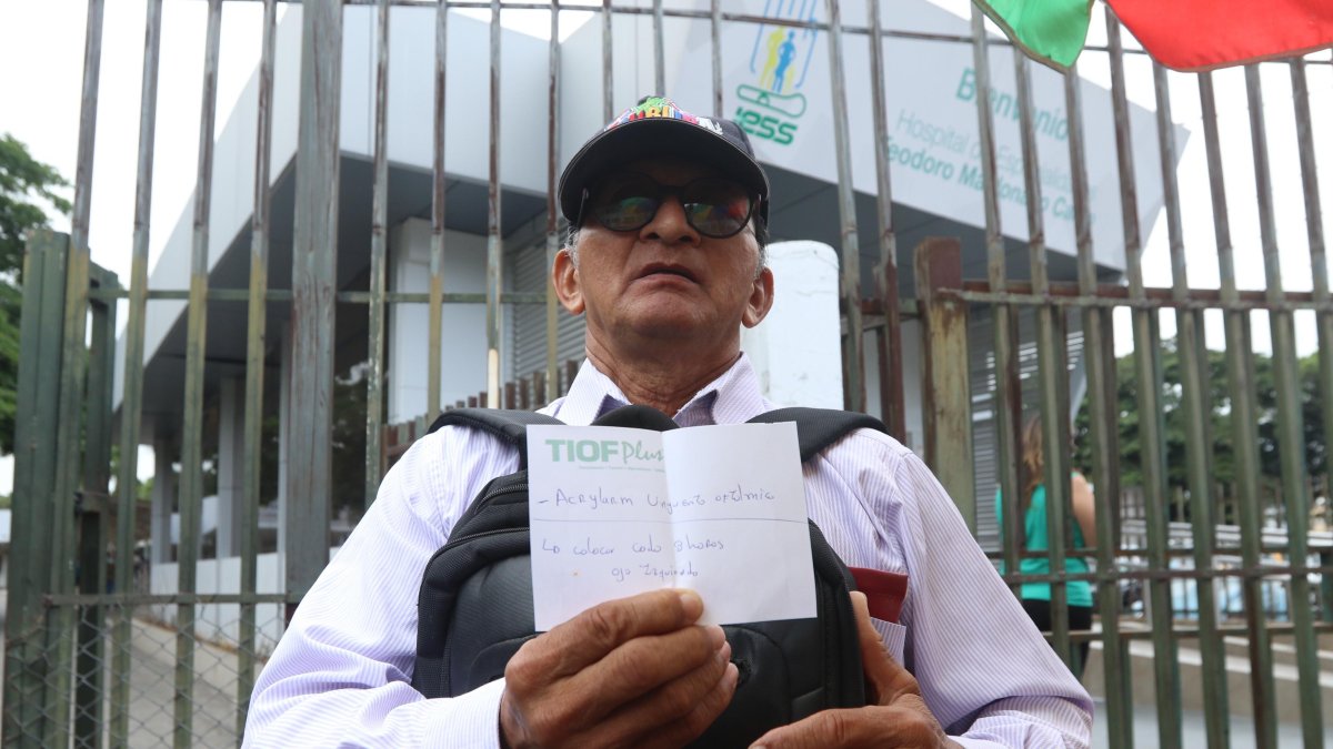 Escasez. El docente jubilado Federico Avilés muestra la receta que le entregaron para sus ojos. Debía comprar las dos medicinas, porque en el HTMC le indicaron que ahí no tenían.