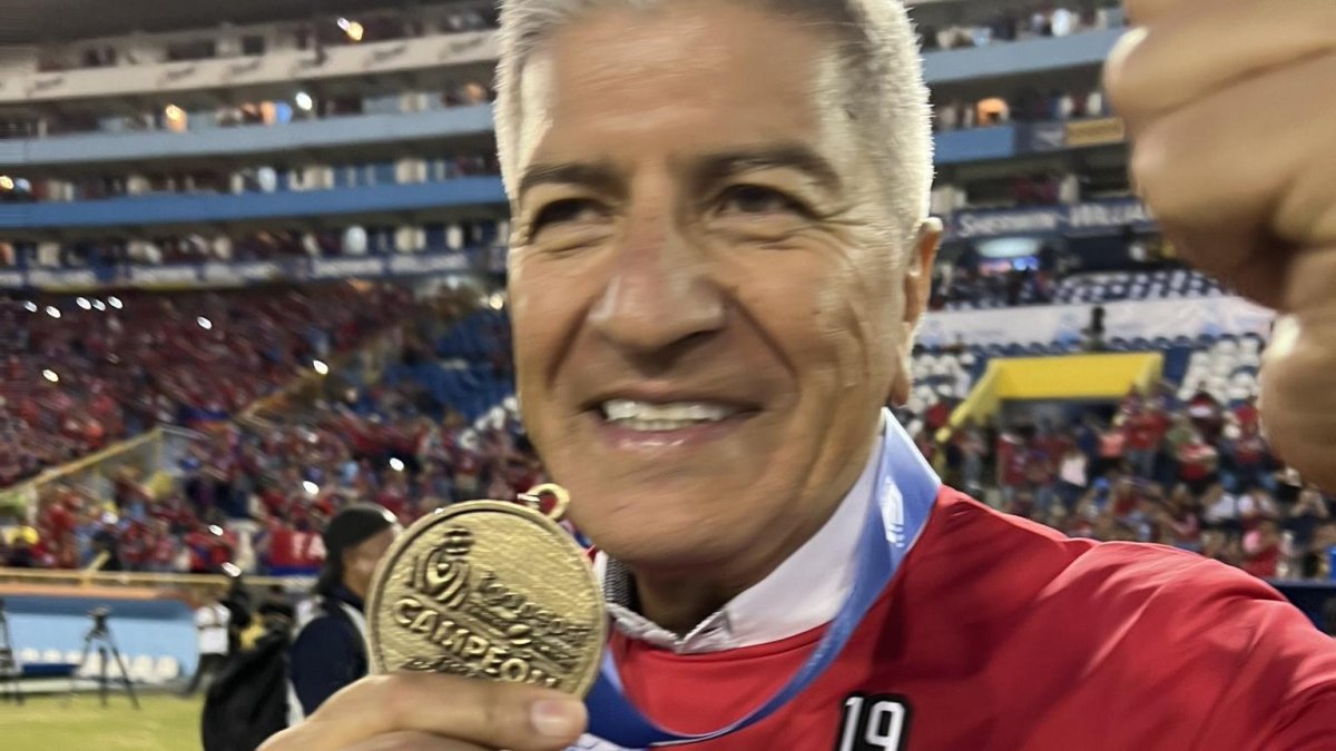 Octavio Zambrano, entrenador ecuatoriano del Club Deportivo FAS de El Salvador.