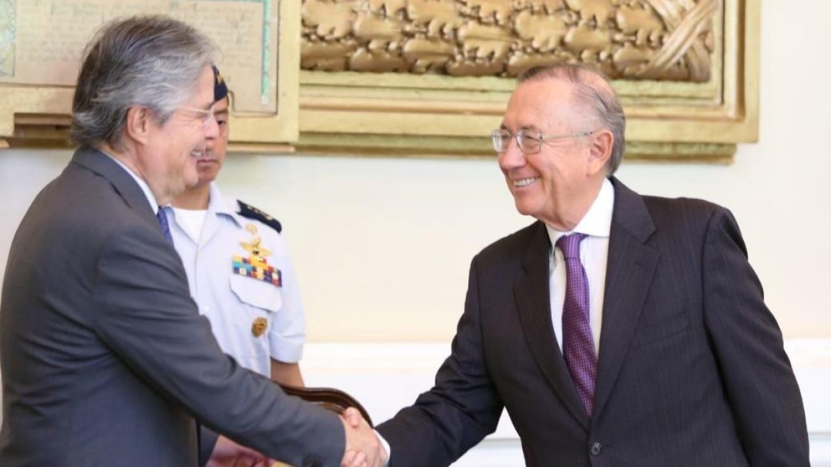 El presidente Lasso (i) realizó el nombramiento de Pérez Losse (d) en la matriz de la Gobernación del Guayas.