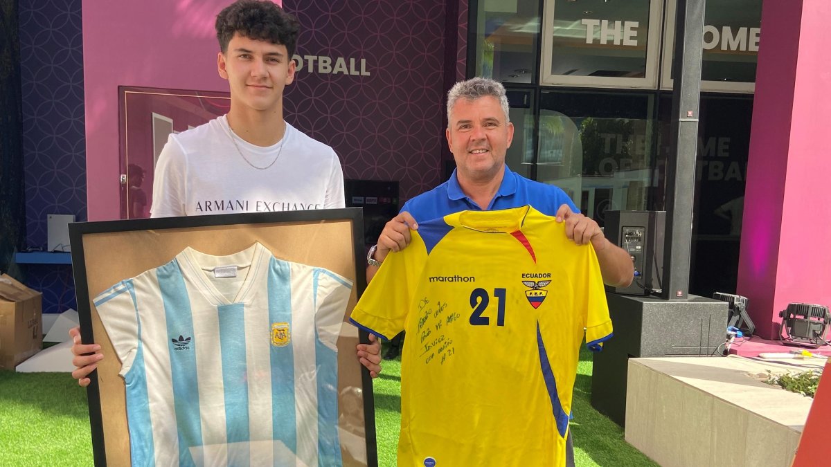 Javier Maluf con la camiseta 21 de Carlos Tenorio (d). Y su hijo Nicolás, con la de Diego Maradona.