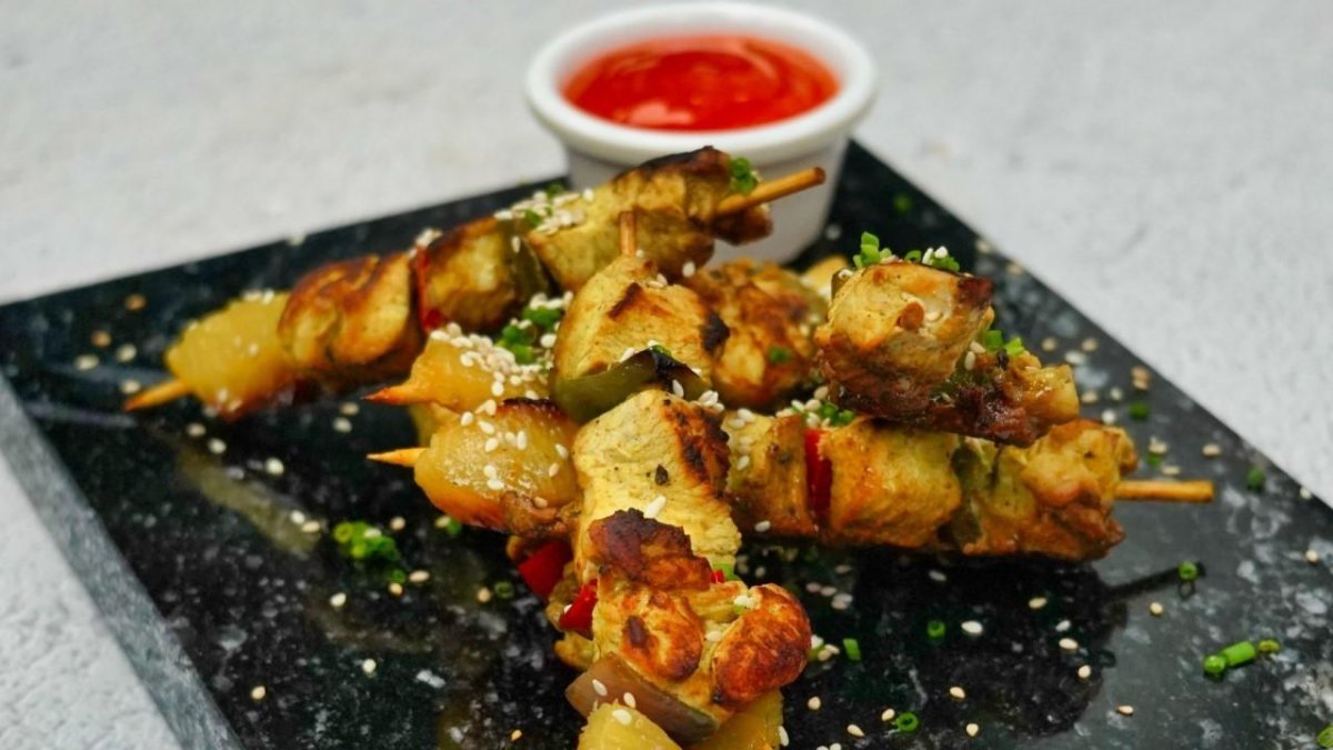 Apetitosas brochetas de pollo Thai.